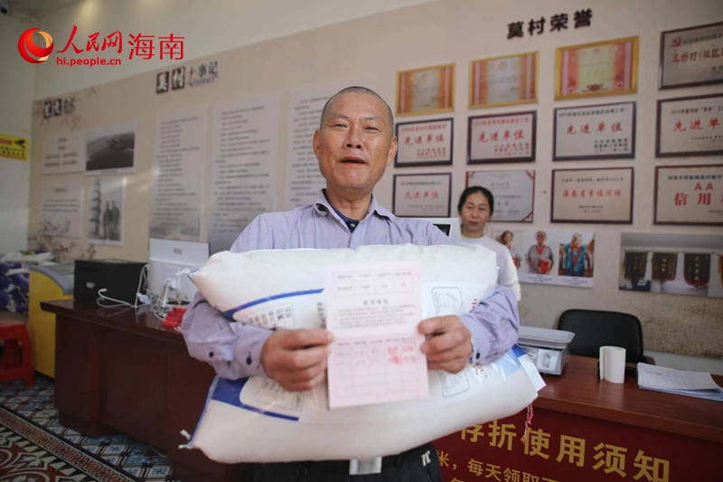 瓊海莫村推廣應(yīng)用“積分制”治理模式，村民可以用“積分”換“商品”，以此激勵村民積極參與鄉(xiāng)村治理。