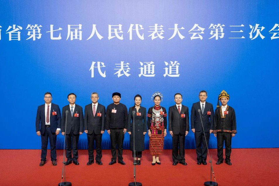 通民心道民意 9位省人大代表亮相“代表通道”代表通道邀請到9位省人大代表來到現(xiàn)場與大家見面，并回答記者朋友們關(guān)心、關(guān)注的問題。...