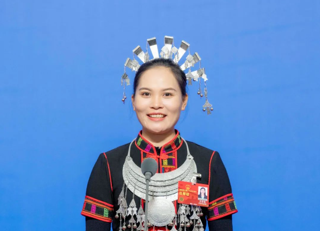 吉珍妮：弘揚黎族文化 讓更多的年輕人接觸和了解黎族民歌海南樂東思源實驗高級中學(xué)音樂一級教師、體育衛(wèi)生藝術(shù)處副主任吉珍妮回答記者提問...