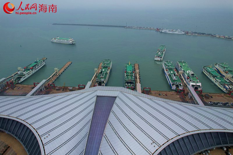 1月26日，海口新海港，船舶正有序進(jìn)港。 人民網(wǎng)記者 孟凡盛攝