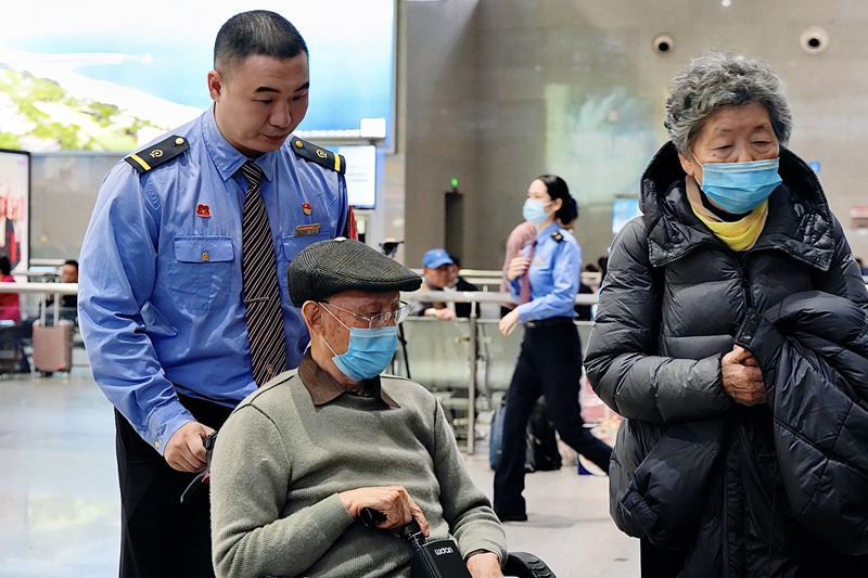 車站提供輪椅服務(wù)送老年旅客進(jìn)站乘車。 廖琴琴攝