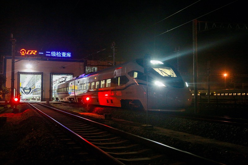 為保障春運，對動車組進行檢查。李必政攝