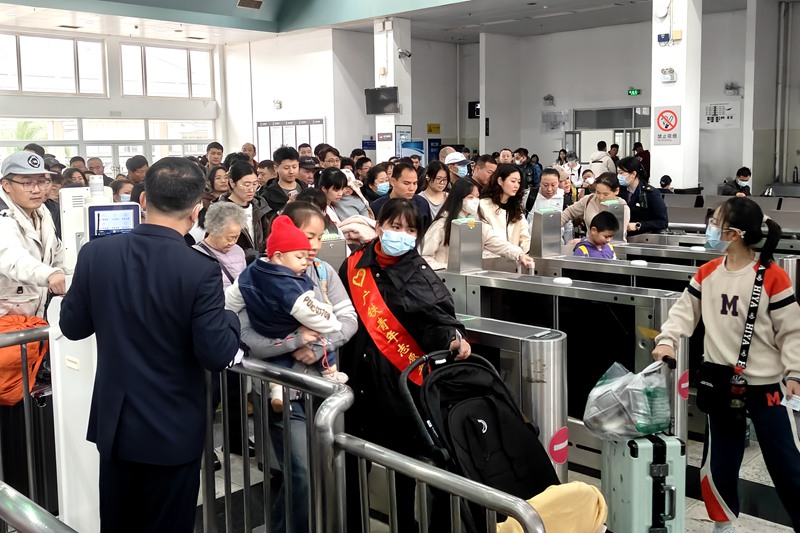 在海口站，旅客排隊(duì)進(jìn)站。唐璐璐攝