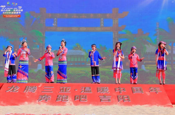 三亞市吉陽區(qū)趣味沙灘馬拉松活動(dòng)在亞龍灣海底世界沙灘舉行。吉陽區(qū)旅文局供圖