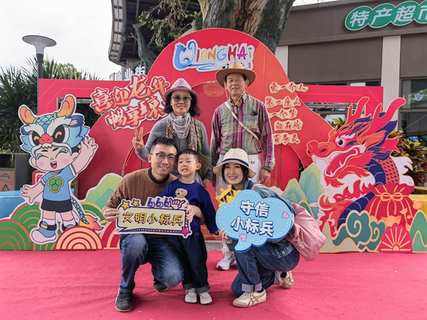 游客進行文明“打卡”。海南省旅游協會供圖