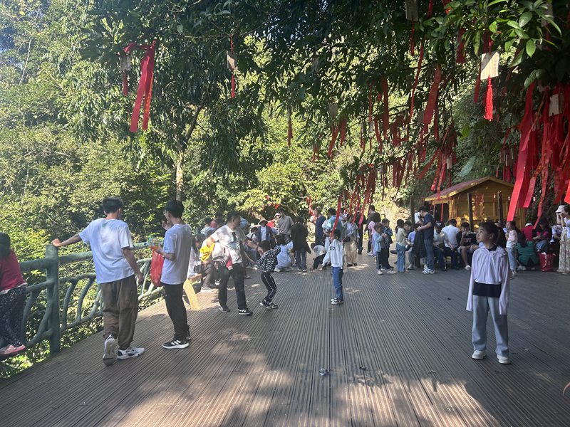 景區人流如織。陳笑笑攝