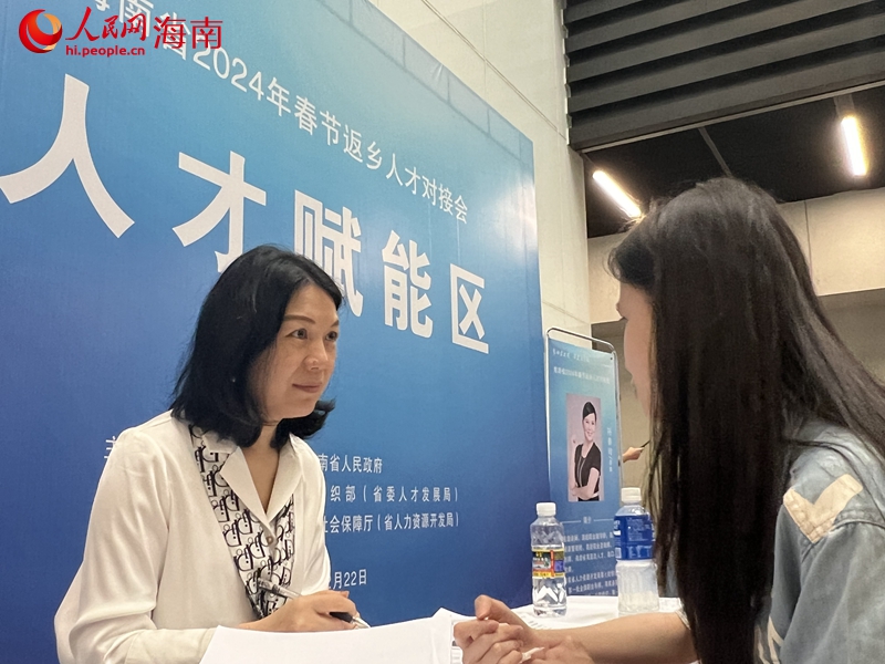 就業(yè)指導(dǎo)師與應(yīng)聘者交流。人民網(wǎng)記者 李學(xué)山攝