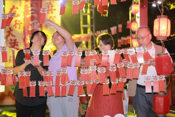 三亞多地推出元宵節猜燈謎活動，吸引市民游客參加。文博攝