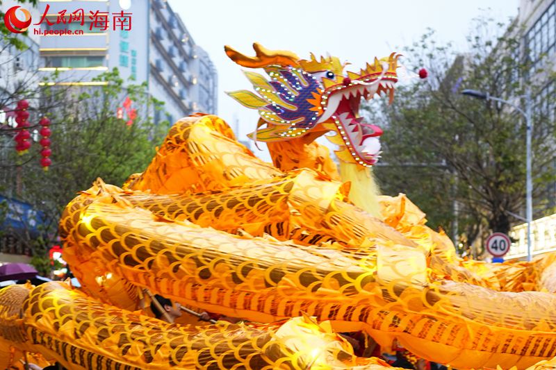 正月十五，在?？诃偵絽^，上演“百米舞龍”民俗活動。 人民網記者 孟凡盛攝