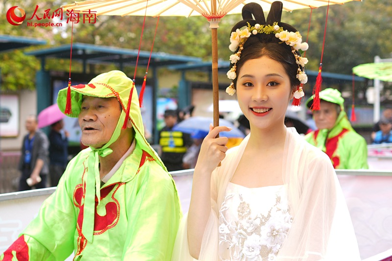 正月十五，在海口瓊山區(qū)，上演“裝馬匹”巡游民俗活動(dòng)。 人民網(wǎng)記者 孟凡盛攝