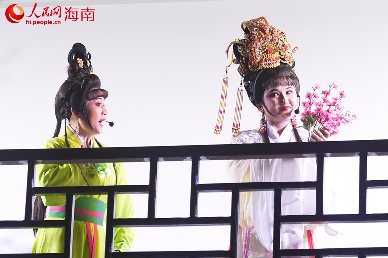 正月十五，在海口瓊山區(qū)上演“瓊劇鬧新春”活動。 人民網(wǎng)記者 孟凡盛攝