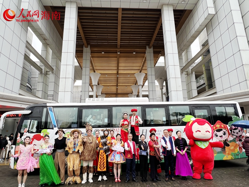“相約三月三”巴士穿越之旅發(fā)車儀式。人民網(wǎng)記者 李學山攝