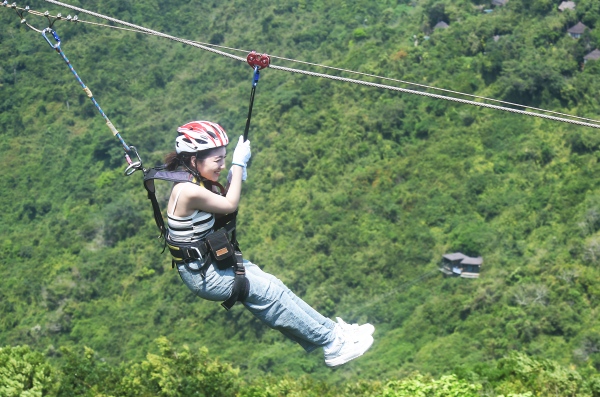 年輕女性喜歡體驗三亞亞龍灣熱帶天堂森林旅游區雨林飛越等刺激性運動項目。黃慶優 攝