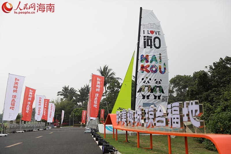 海口城市展入口處大型“海口號”帆船