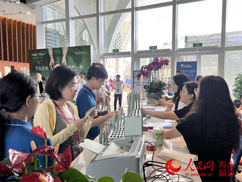 博鰲亞洲論壇新聞中心的工作人員在回應媒體記者咨詢。人民網記者 李學山攝