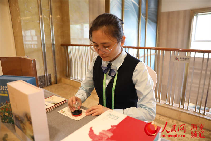 符新澄在為郵品加蓋紀念郵戳。人民網記者 孟凡盛攝