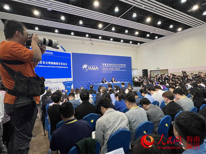 攝影記者袁琛在新聞發(fā)布會(huì)現(xiàn)場拍攝。人民網(wǎng)記者 李學(xué)山攝