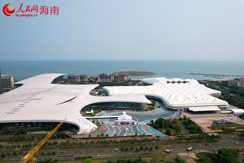 航拍第四屆消博會主會場海南國際會展中心。 人民網(wǎng)記者 孟凡盛攝