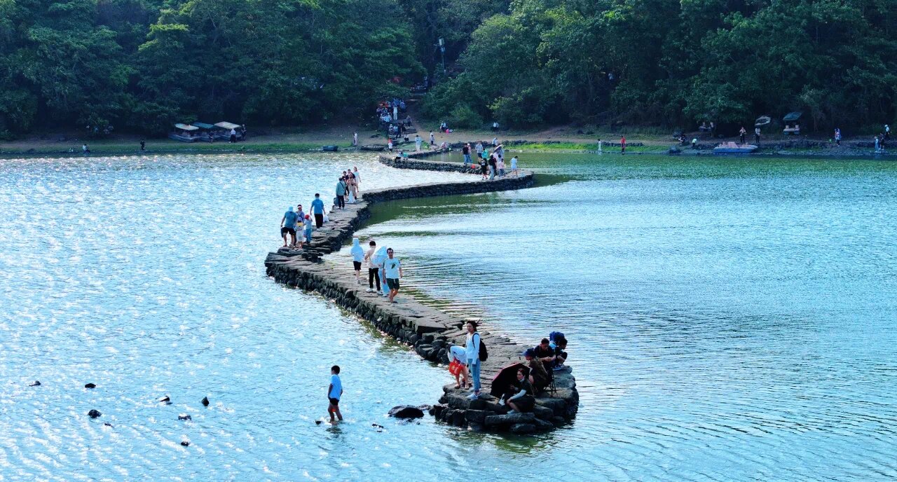 蛇橋之上風(fēng)景獨好。海口旅文局供圖