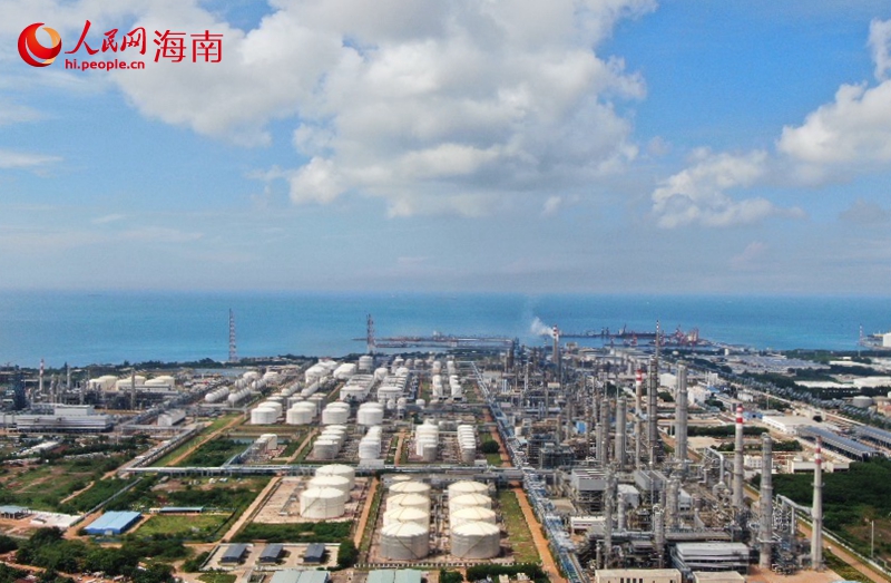 位于洋浦經濟開發區的中國石化海南煉油化工有限公司廠區生產繁忙。