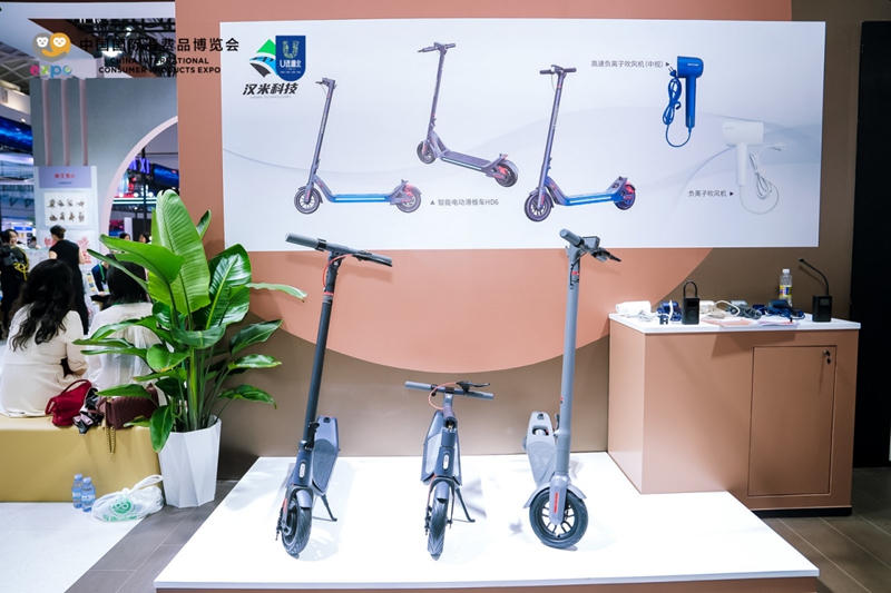湖北館內(nèi)展出的電子科技產(chǎn)品。 湖北省商務(wù)廳供圖