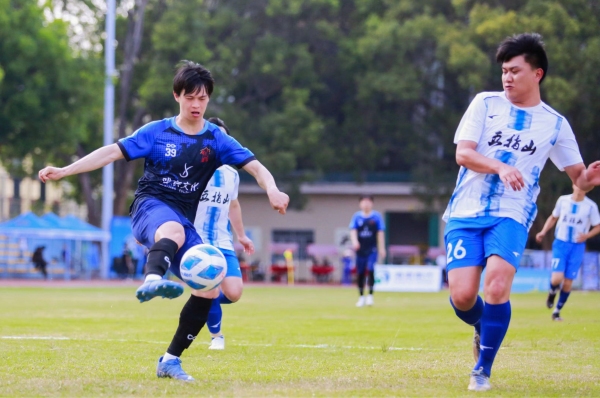 24支球隊(duì)角逐五指山市第二屆“老州府杯”足球賽。主辦方供圖