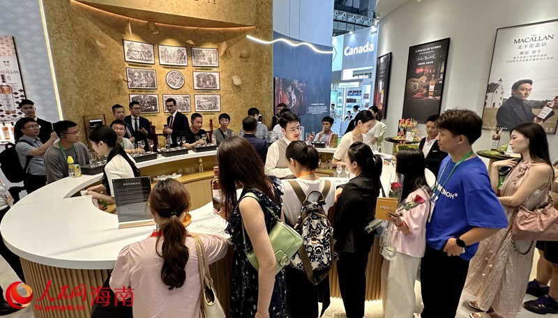 在名酒展臺(tái)前，觀眾排隊(duì)品美酒。人民網(wǎng)記者 符武平攝