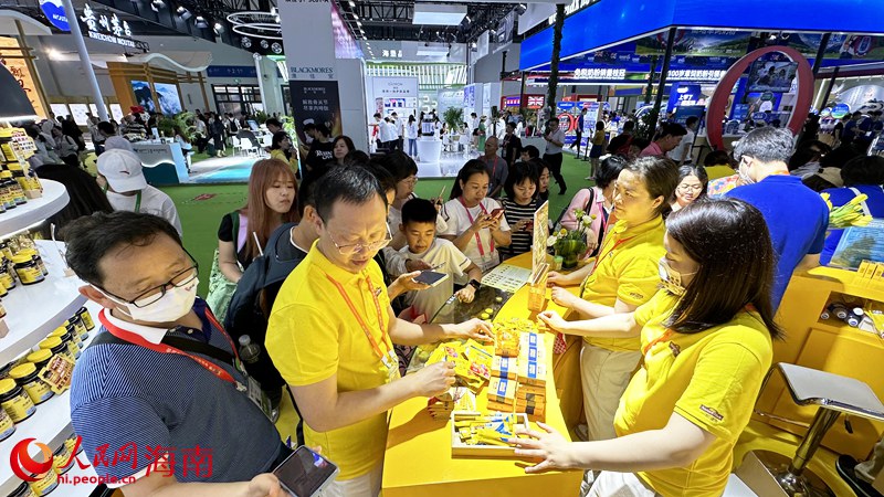 參展觀眾爭相品嘗品牌軟糖。人民網記者 符武平攝
