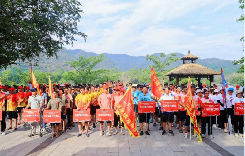 2、來自昌江8個鄉(xiāng)鎮(zhèn)的9支龍舟代表隊參賽  昌江旅文局供圖