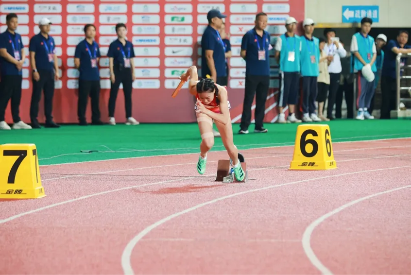 天涯區(qū)黎族女孩林進霞努力奔跑，跑進清華大學(xué)