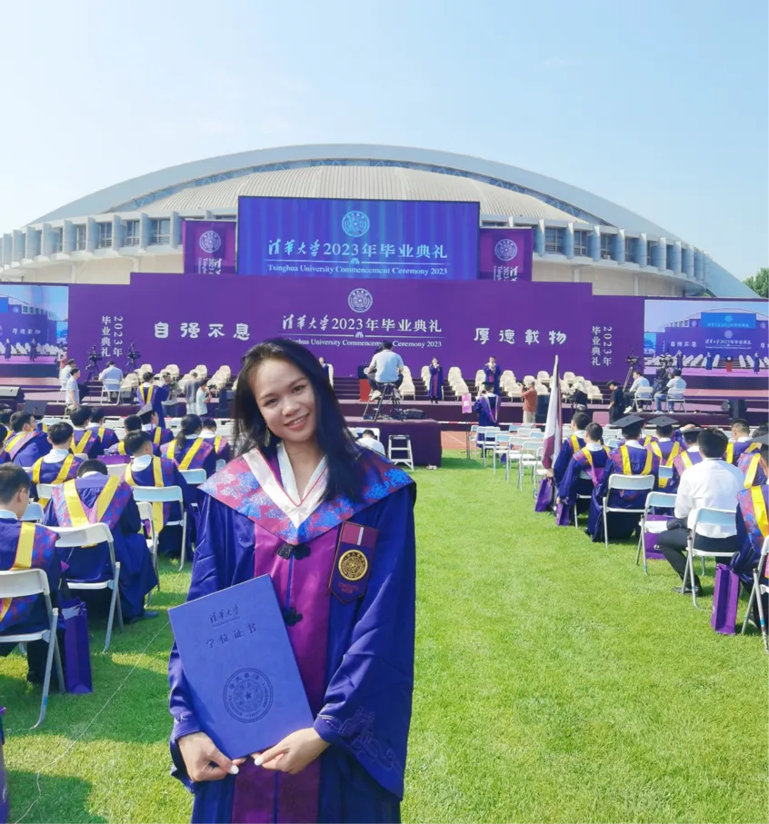 林進霞通過努力，不僅從清華大學(xué)畢業(yè)，還順利保送清華大學(xué)研究生