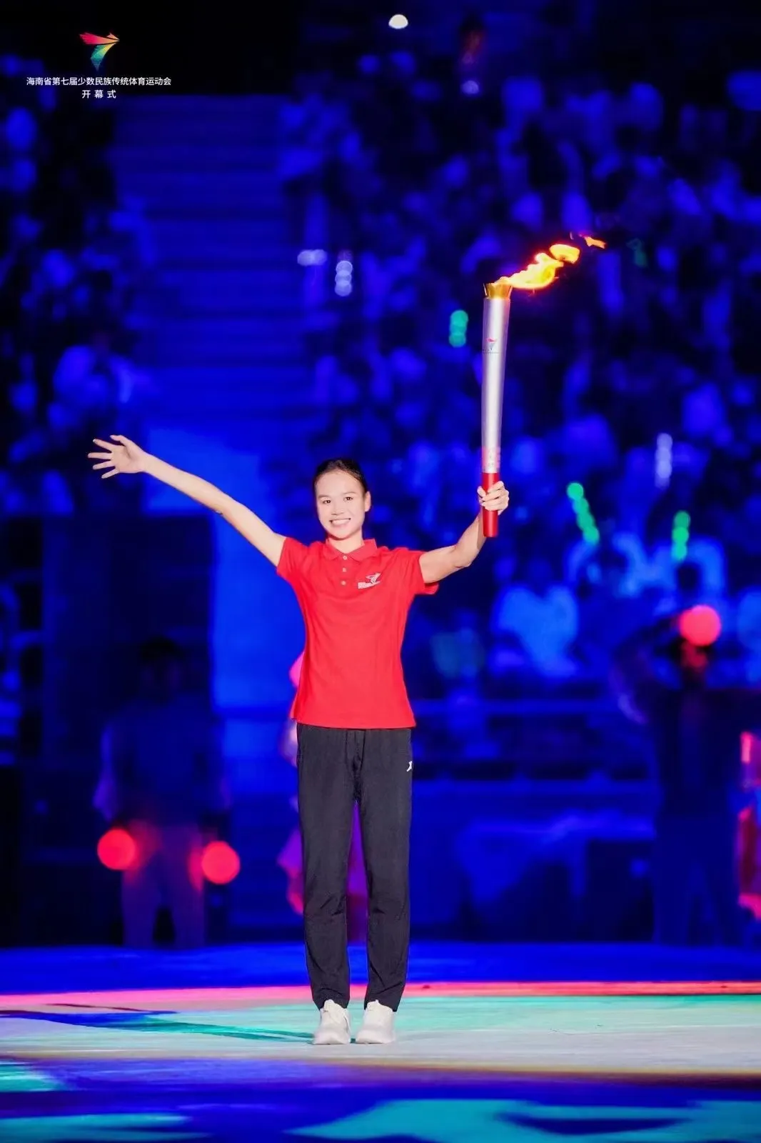 林進霞擔(dān)任海南省第七屆少數(shù)民族傳統(tǒng)體育運動會火炬手，點亮主火炬