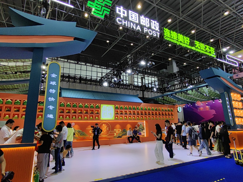 消博會上的中國郵政展館。唐冰潔攝