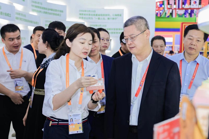 海墾熱作集團有限公司黨委副書記、總經(jīng)理藍潔推介“海墾好物”。海墾熱作集團供圖