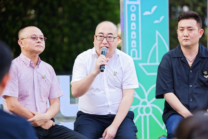 海口市旅文局局長王可（中）和媒體交流。海口市旅文局供圖
