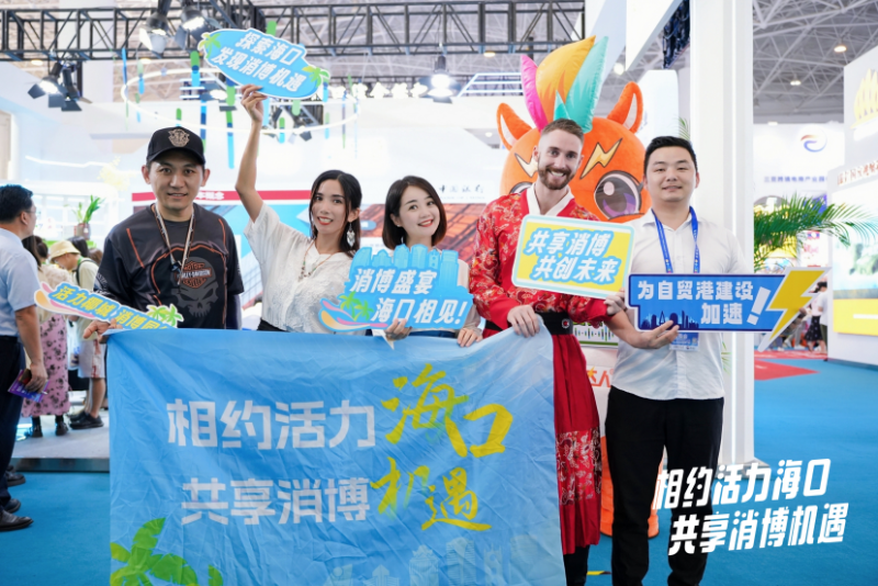 網(wǎng)絡(luò)大V們打卡各個展館。海口市新媒體協(xié)會供圖