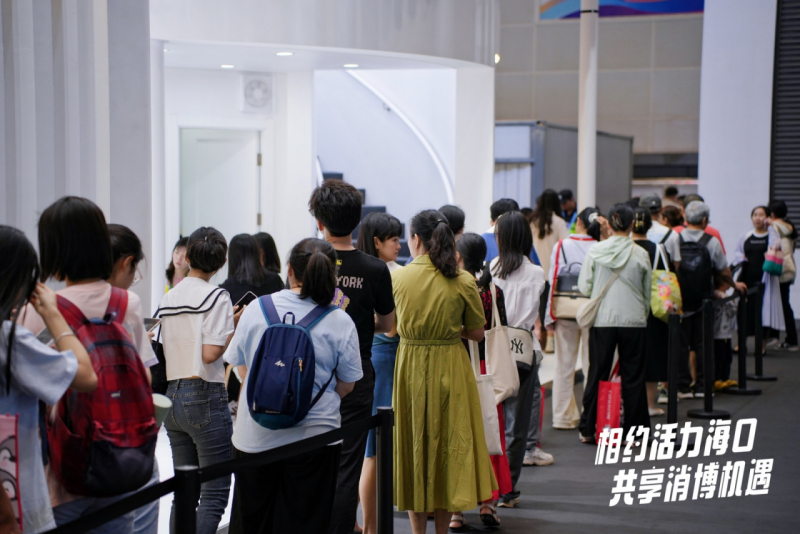 本屆消博會各個展館都推出了精彩紛呈的活動，引無數(shù)觀展市民、游客大排長龍爭相打卡。海口市新媒體協(xié)會供圖