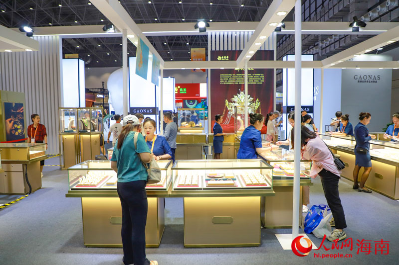 老鳳祥展館吸引眾多觀展者駐足了解。人民網(wǎng)記者 牛良玉攝