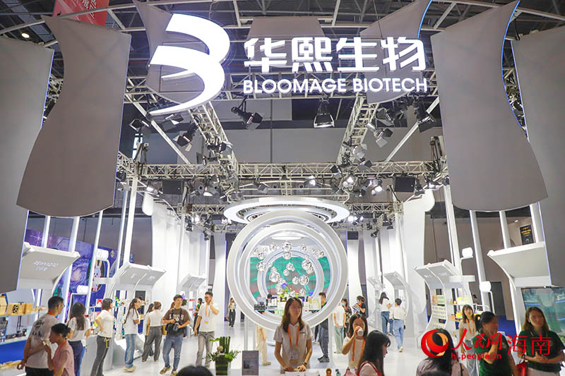 華熙生物展館吸引眾多觀展者前來了解。人民網記者 牛良玉攝