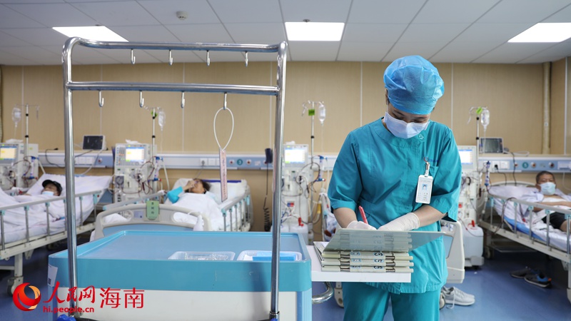 三亞市人民醫院丨四川大學華西三亞醫院的醫護人員為患者提供醫療服務。人民網記者 符武平攝
