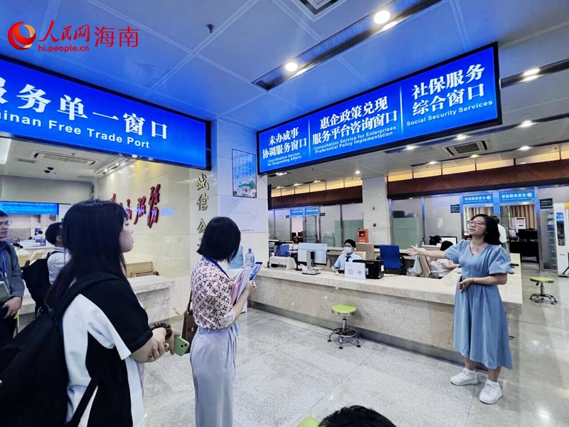 海南省政務大廳工作人員介紹窗口服務。人民網記者 李學山攝