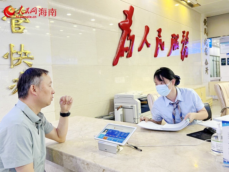 政務窗口工作人員為群眾辦理業務。人民網記者 李學山攝