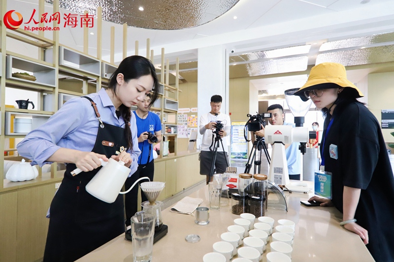 興隆咖啡·正大產業園李，咖啡師在演示咖啡沖泡。人民網記者 李學山攝