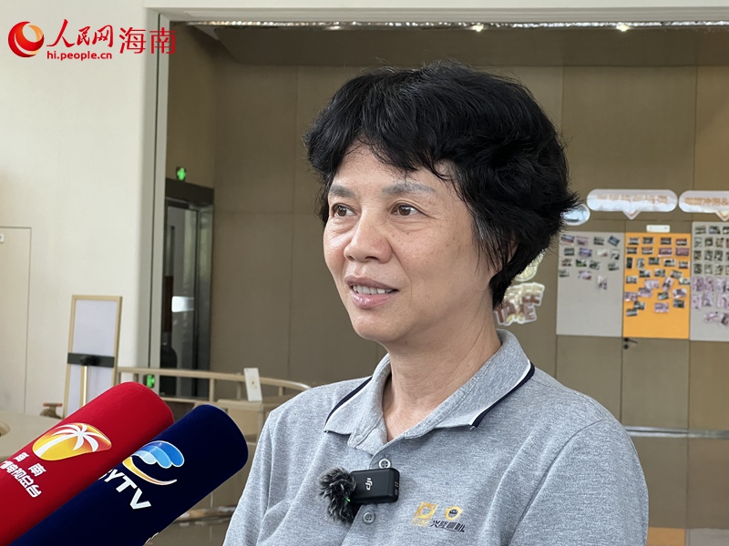 正大（海南）咖啡后勤部后勤主管黃海文介紹有關情況。人民網記者 李學山攝