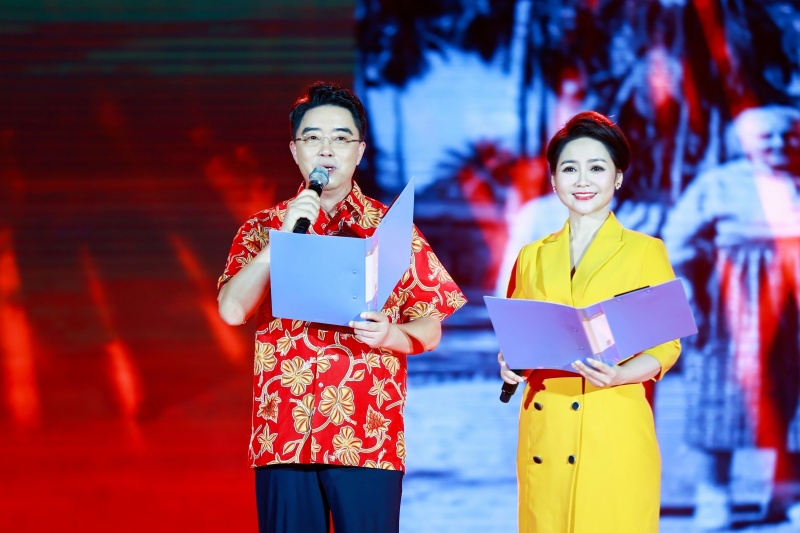 晚會(huì)現(xiàn)場(chǎng)朗誦表演。  主辦方供圖
