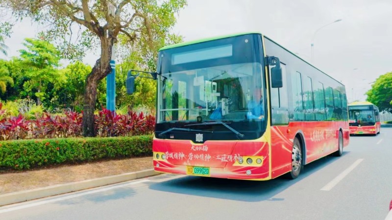 兩輛身披紅裝的“新面孔”在海南省陵水黎族自治縣城區(qū)道路亮相。  陵水總工會供圖