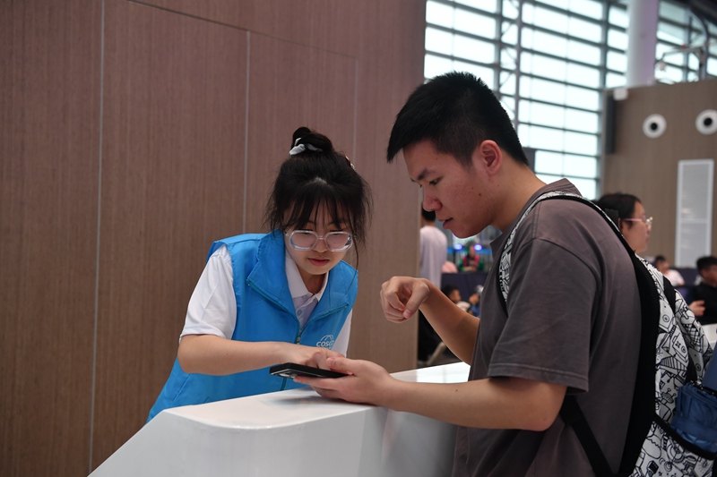 海口新海港志愿者回答旅客咨詢。孫士杰攝