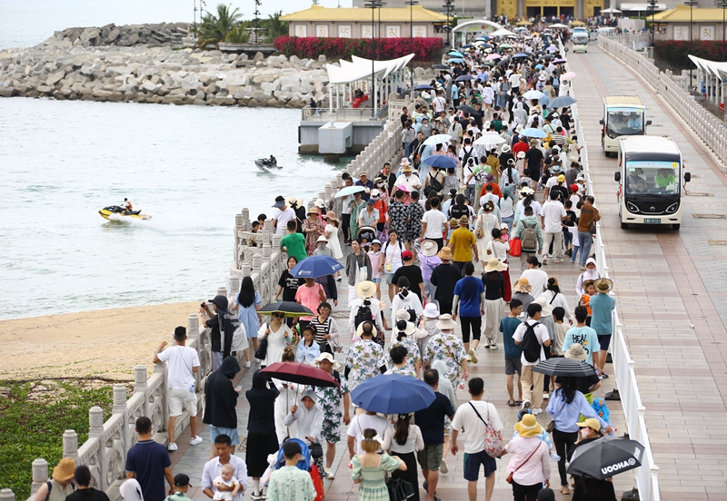 5月3日，三亞南山文化旅游區游人如織。