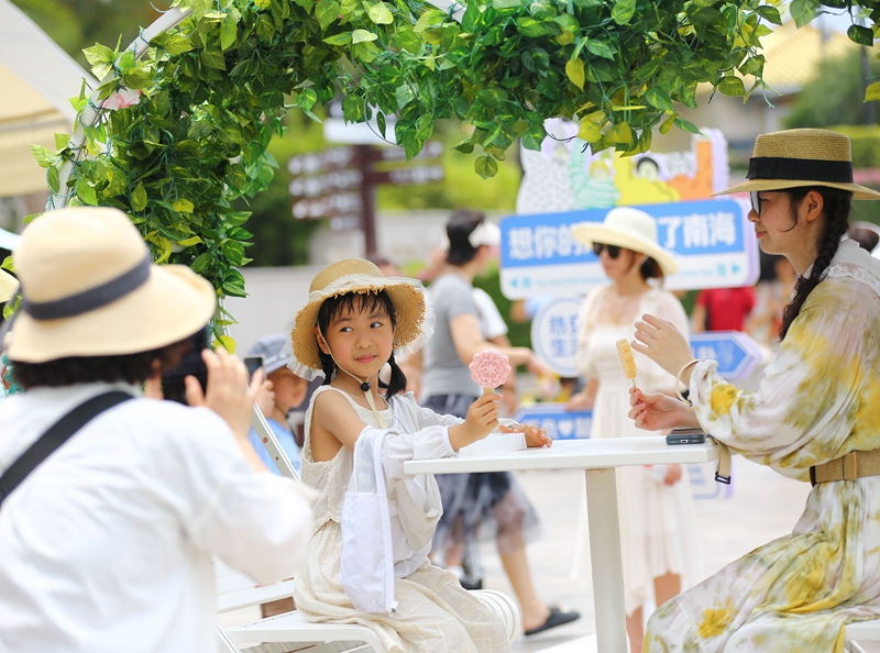 5月3日，游客在三亞南山文化旅游區打卡拍照。