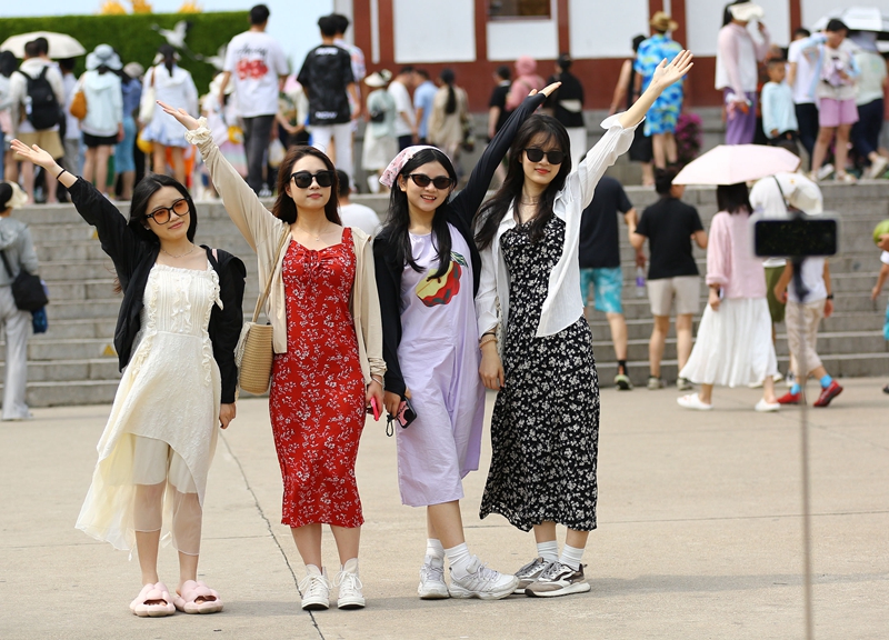 5月3日，游客在三亞南山文化旅游區游覽。